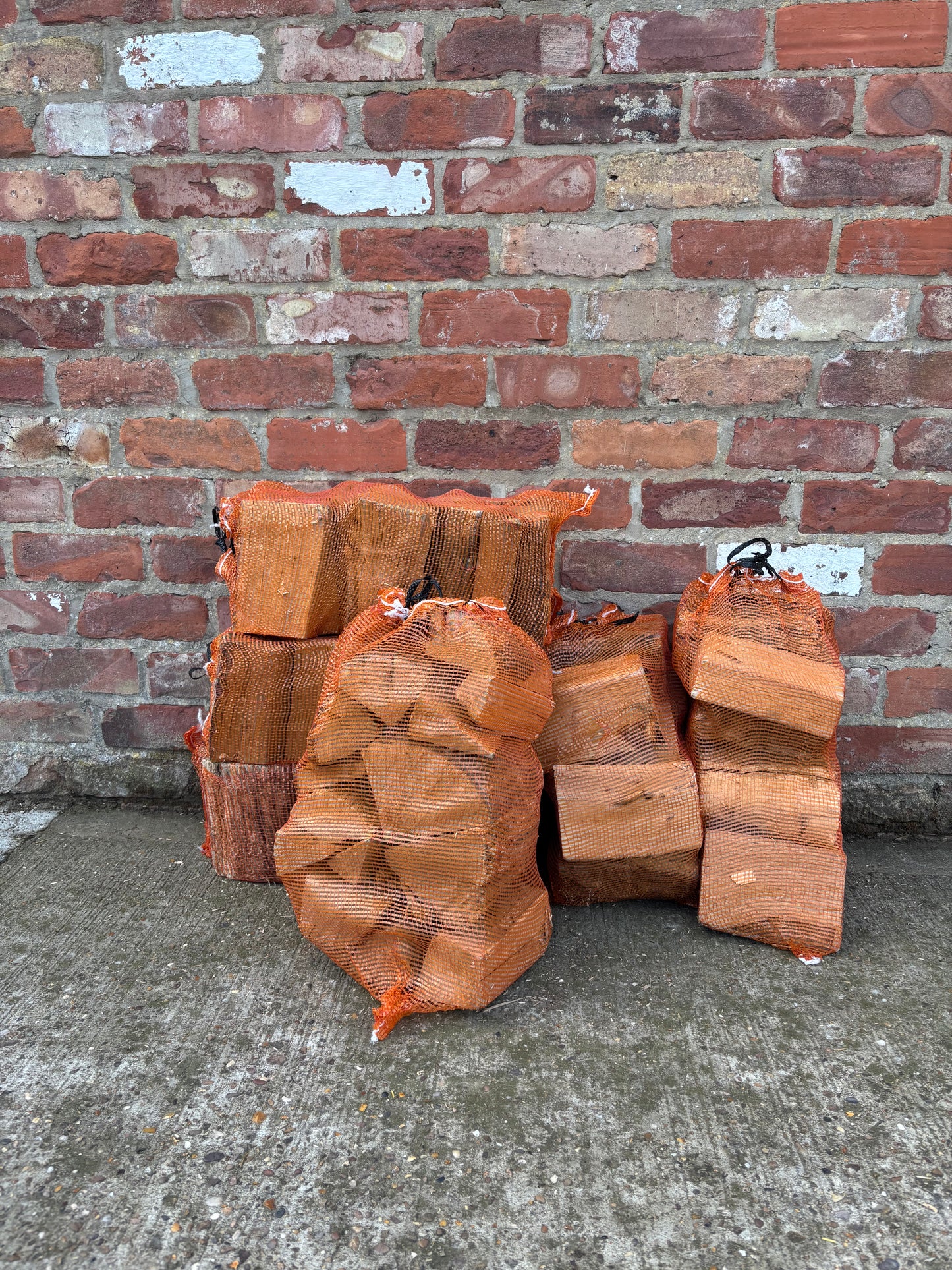 Quality Kiln Dried Oak Firewood | 30L Bag | Low Moisture Content (Under 12%) - 6 Handy Bags