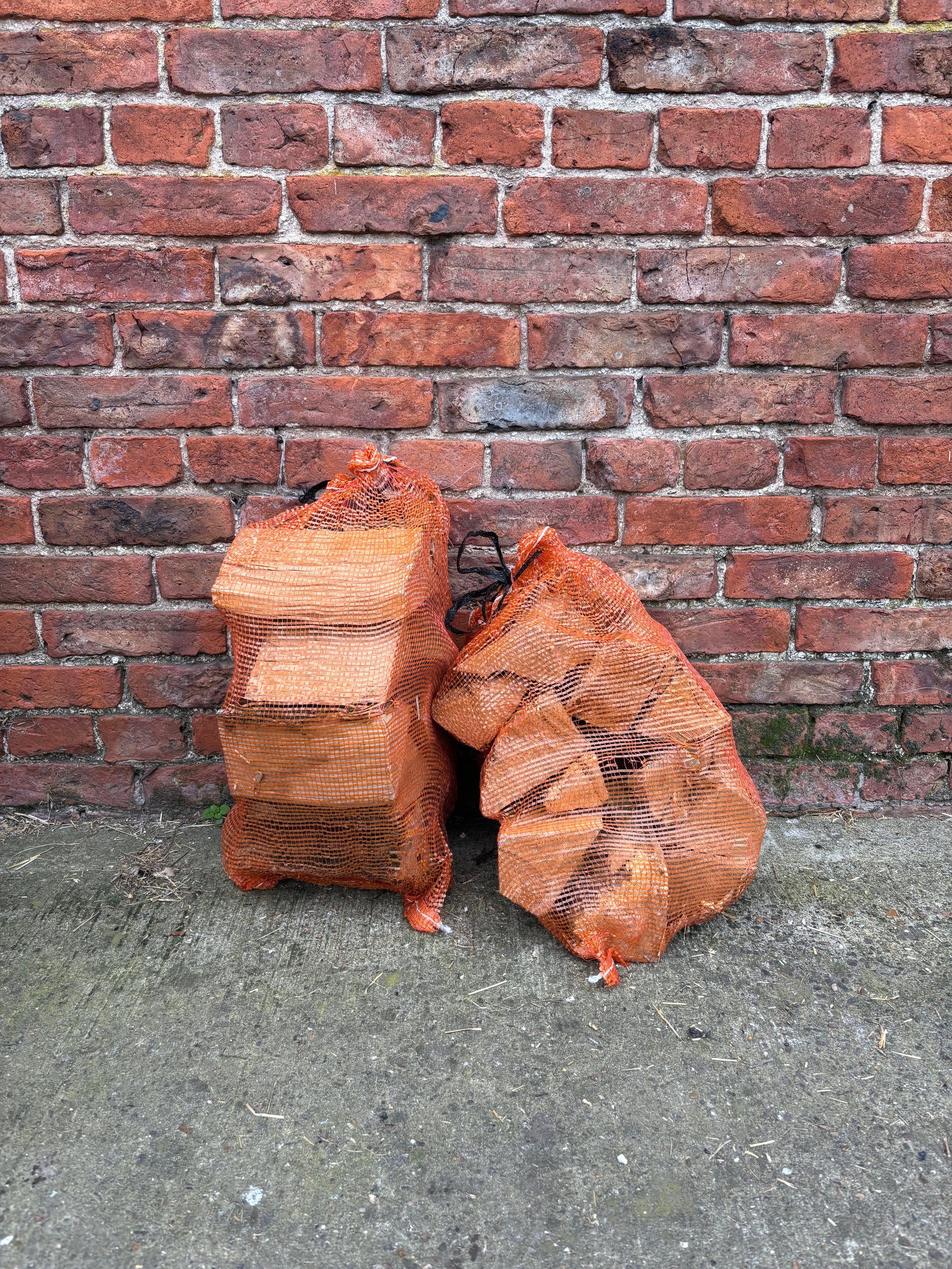Quality Kiln Dried Oak Firewood | 30L Bag | Low Moisture Content (Under 12%) - The Cosy Firewood Company